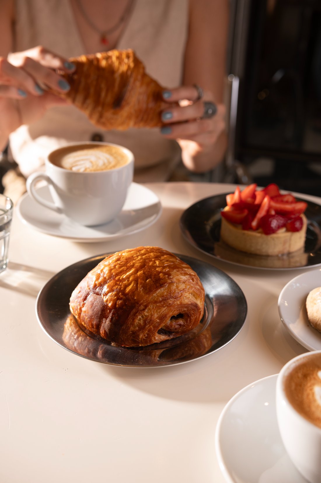 Mesa servida con croissant y café